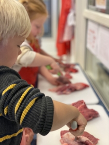 Barna får lærer hvor maten kommer fra.